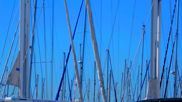 Viele-Masten-gegen-den-blauen-Himmel-auf-dem-Gebiet-des-Hafens-von-Valencia