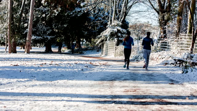 runner-in-park-in-winter-with-snow