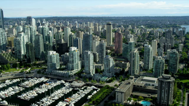 Vista-aérea-del-centro-de-la-ciudad-rascacielos-y-marina-de-yates,-Vancouver