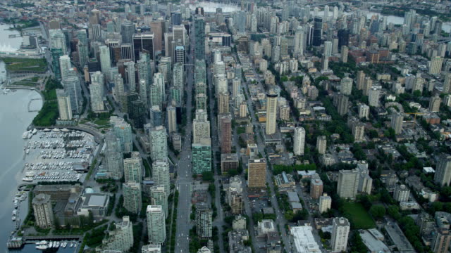 Vista-aérea-del-atardecer-de-la-ciudad-al-puerto-de-Vancouver