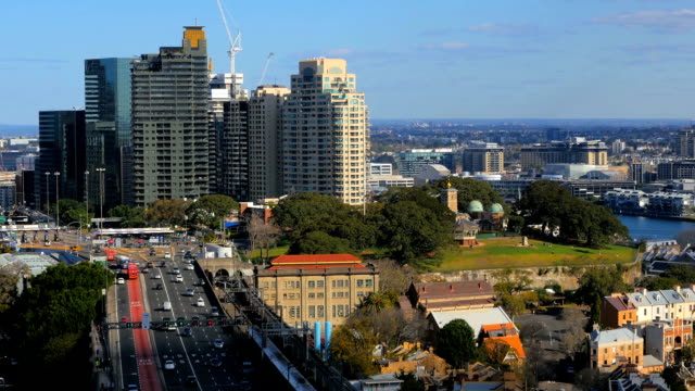 Luftaufnahme-des-Geschäftsviertels-von-Sydney-und-die-Sydney-Harbour-Bridge,-Observatory-Hill-(4-k-UHD-zu/HD)