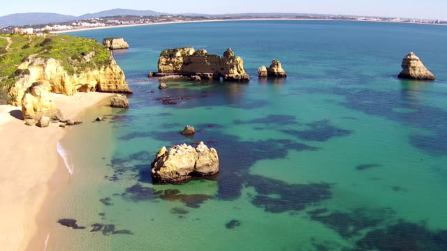 Vista-aérea-de-rocas-naturales-cerca-de-Lagos-del-Algarve-en-Portugal