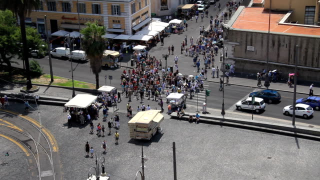 People-crossing-the-street,-Rome