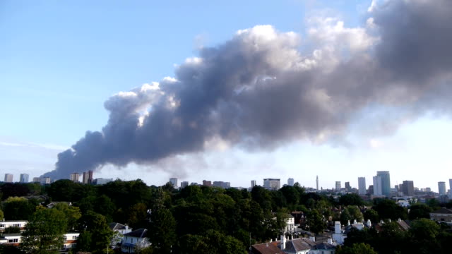 Smoke-plume-from-a-large-city-fire.