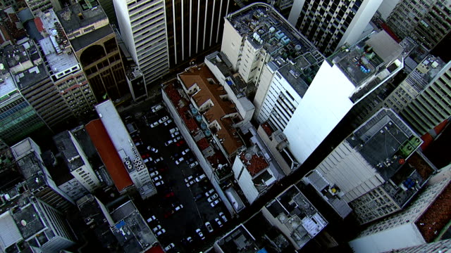 Flying-direkt-über-city-buildings,-Rio-de-Janerio