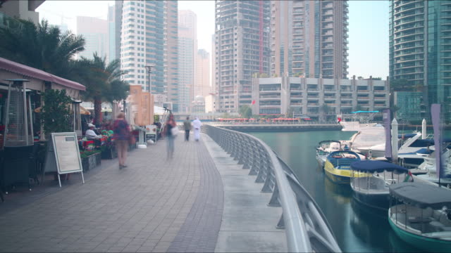 walking-street-time-lapse-from-dubai-marina-bay