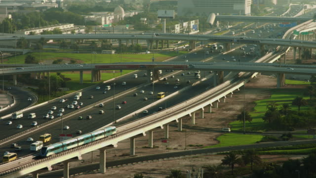 Lapso-de-tiempo-de-disparo-de-movimiento-de-tráfico-en-calle-de-la-ciudad,-Dubai,-Emiratos-Árabes-Unidos