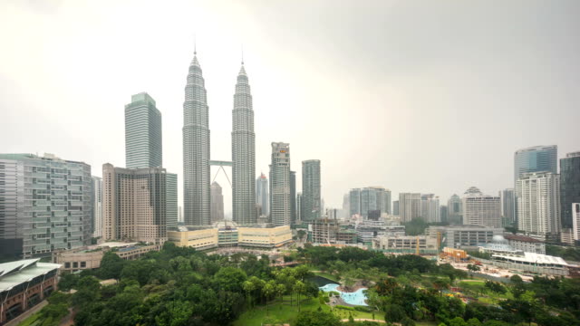 Día-a-noche-nublada-hazy-la-puesta-de-sol-en-el-centro-de-la-ciudad-de-Kuala-Lumpur