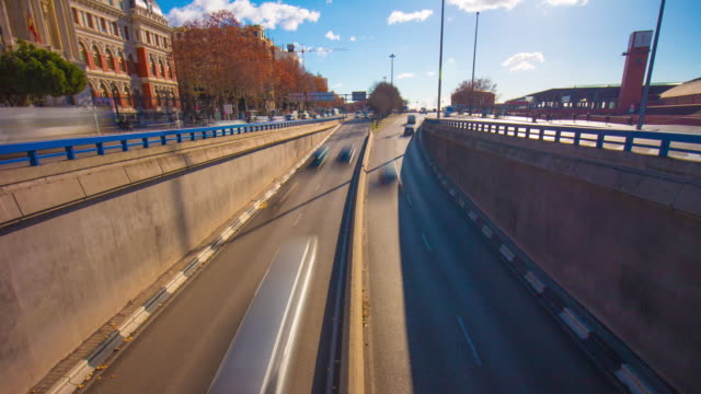 Sonniger-Tag-morgen-Blick-auf-die-Brücke-Verkehr-Tunnel-Straße-4-k-Zeitraffer-Spanien