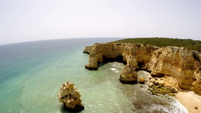 Luftaufnahmen-Praia-da-Marinha,-Veranden,-der-Algarve,-Portugal