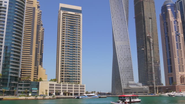 dubai-marina-día-de-verano-al-golfo-edificios-panorama-4-k,-Emiratos-Árabes-Unidos