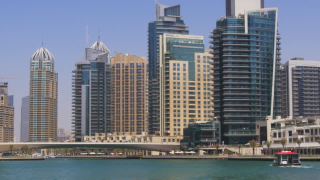 Sol-luz-de-día-de-la-ciudad-de-dubai-marina-bay-panorama-4-k,-Emiratos-Árabes-Unidos