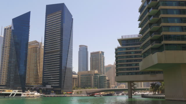marina-de-dubai-de-luz-de-día-apartamento-privado-y-vista-al-golfo,-4-k,-Emiratos-Árabes-Unidos