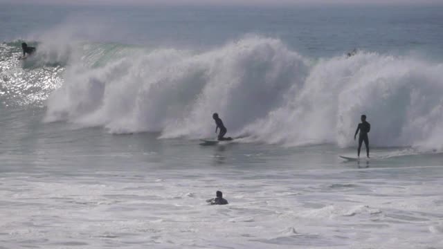 Viele-Surfer-auf-blauen-Ozean-Welle,-Marokko