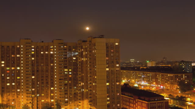RUSSLAND.-MOSKAU-–-2014-:-TL-Blick-bei-Nacht-auf-die-Wohn-Haus