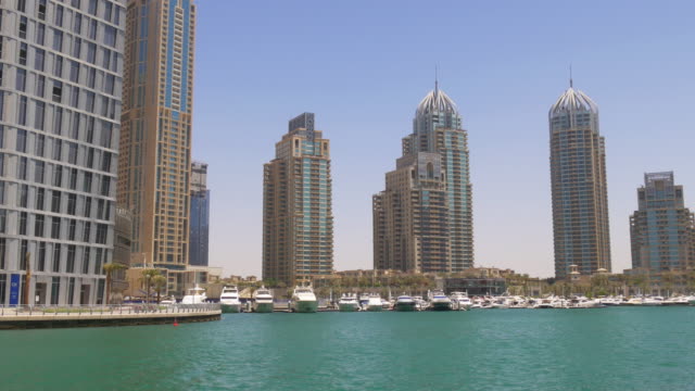 VAE-Sonne-Licht-Tag-Cayan-Turm-Dubai-Marina-Golf-Bucht-4-K