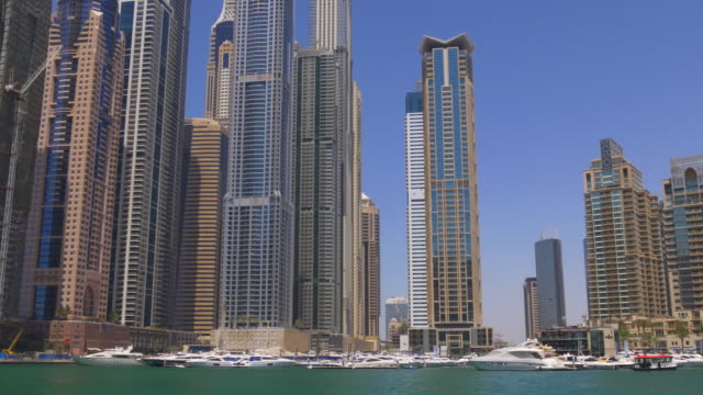 Día-de-la-Marina-de-dubai,-Emiratos-Árabes-Unidos-edificios-panorama-4-k,-Emiratos-Árabes-Unidos