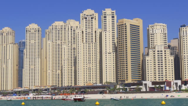 Emiratos-Árabes-Unidos-la-luz-del-día-y-Dubai-Marina-Playa-panorama-JBR-bloque-4-K