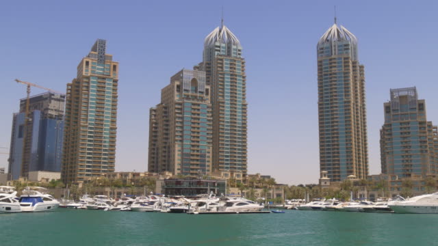 La-Marina-de-dubai,-Emiratos-Árabes-Unidos-sol-vista-panorámica-al-Golfo,-4-K