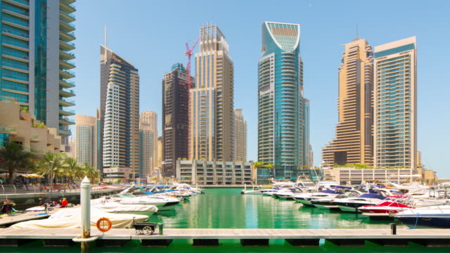 VAE-Dubai-Marina-Sommertag-Stadt-Private-Jacht-Anlegestelle-4-k-Zeitraffer