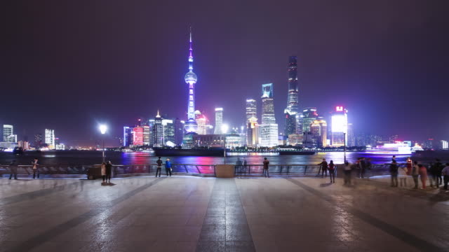 T/L-WS-LA-Shanghai-bund-Promenade-und-Lujiazui-Skyline-bei-Nacht