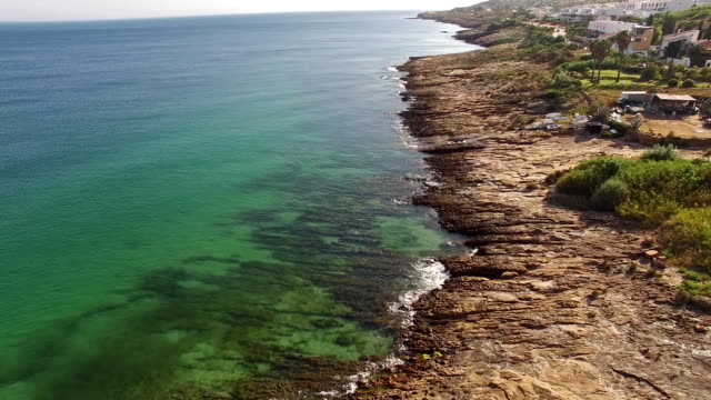 Schöne-Stadt-Nead-Ozean-Felsenstrand-Lagos,-Praia-da-Luz,-Algarve,-Portugal