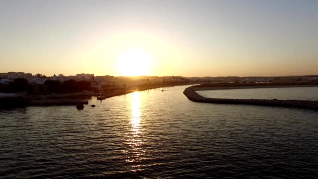 Barco-flota-en-el-puerto-deportivo-de-puesta-de-sol-vista-aérea