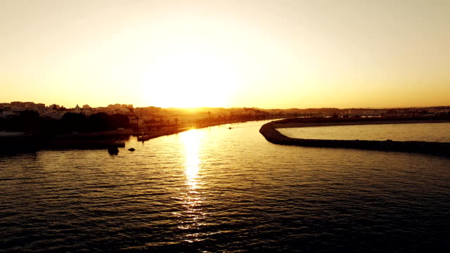 Boot-schwimmt-am-Hafen-bei-Sonnenuntergang-Luftaufnahme