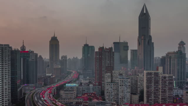 tráfico-4-k-tiempo-transcurrido-desde-la-azotea-de-noche-de-Shangai