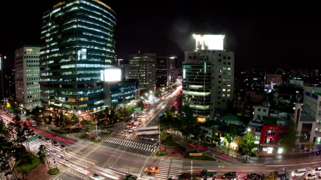 Lapso-de-tiempo-de-tránsito-en-concurridas-calles-noche-de-Seúl,-Corea-del-sur