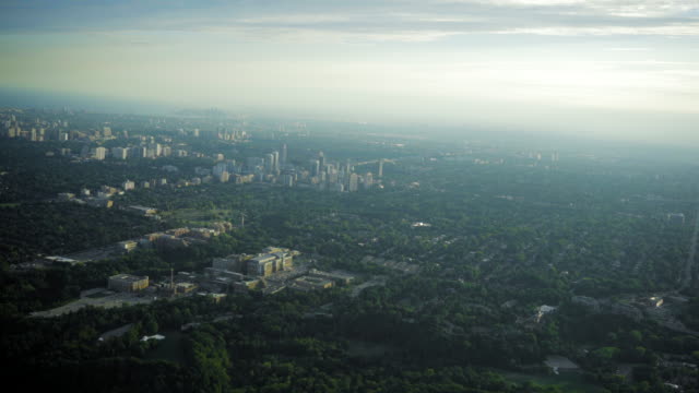 Flug-über-Toronto-Ontario-in-Kanada-4k-im-Landschaft-Sommer