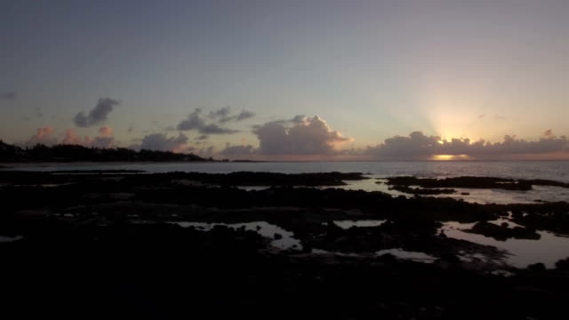 Piedras-negras-y-Costa-en-Mauricio-en-vista-aérea,-puesta-de-sol