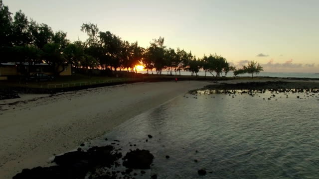 Luftbild-der-Küste-von-Mauritius-und-den-Sonnenuntergang-über-dem-Ozean