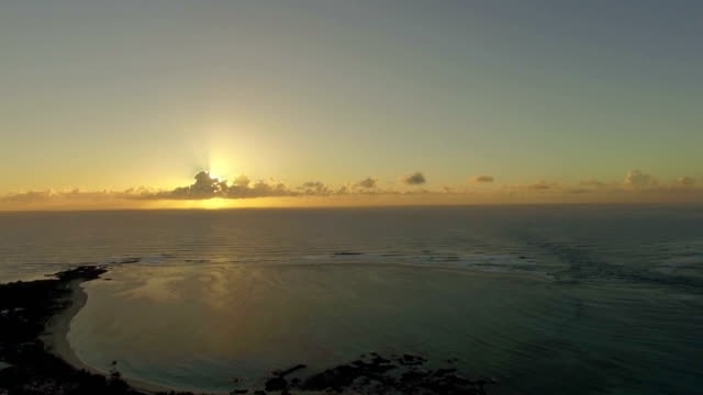 Luftaufnahme-der-Küste-Mauritius-bei-Sonnenuntergang