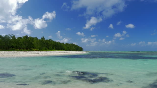 Szene-mit-Insel-Küste-und-blaue-Lagune