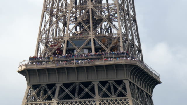 Menschen-am-Rande-des-Eiffelturms