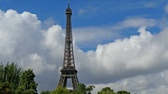 The-picturesque-view-of-Eiffel-tower-in-Paris