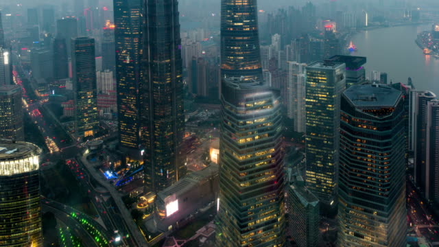 Lapso-de-tiempo-de-los-tres-rascacielos-más-altos-de-Shanghái,-el-Shanghai-World-Financial-Center,-la-Torre-Jin-Mao-y-la-Torre-de-Shanghái-al-atardecer