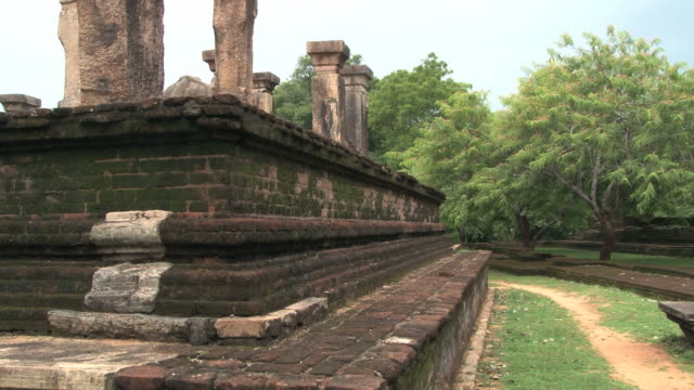 Ruins-of-the-ancient-building-with-columns-in-Polonnaruwa,-Sri-Lanka.