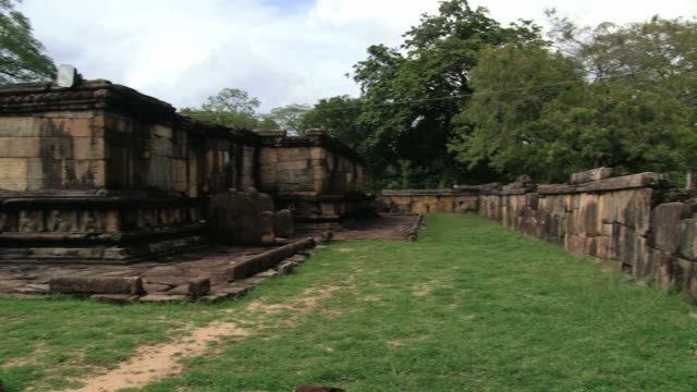 Ruins-of-the-building-in-the-city-of-Polonnaruwa,-Sri-Lanka.