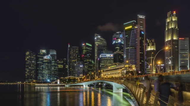 Skyline-de-Singapur-de-lapso-de-tiempo-en-la-noche-con-edificios-modernos-urbanos