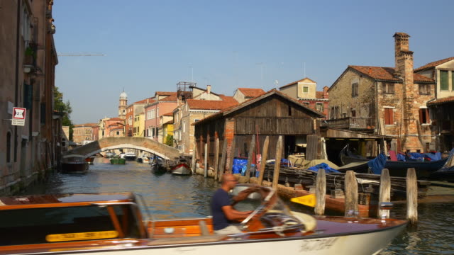 Italien-Venedig-Sommer-Tag-Boot-Gondel-Workshop-Kanal-Bucht-Stadtpanorama-4k