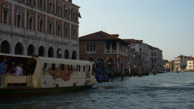 Italia-verano-día-famosa-Venecia-vaporetto-camino-viaje-gran-canal-mercado-frente-panorama-4k