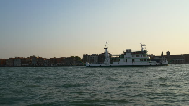 Italien-Sonnenuntergangszeit-Venedig-Canal-Handelsschiff-Buchtseite-Panorama-4k