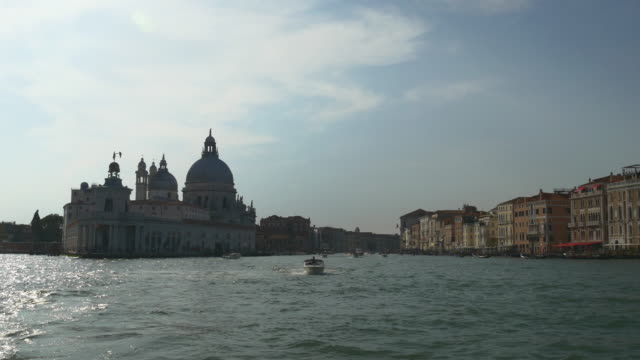 Italien-Venedig-Sommer-Tag-Santa-Maria-della-Salute-Basilika-Canale-Grande-fahren-Panorama-4k