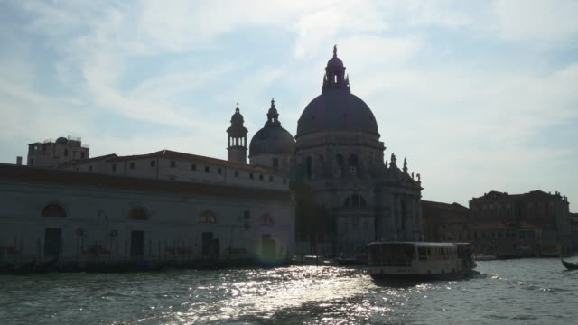 Italien-Venedig-Sonne-Licht-Santa-Maria-della-Salute-Basilika-Canale-Grande-fahren-Panorama-4k