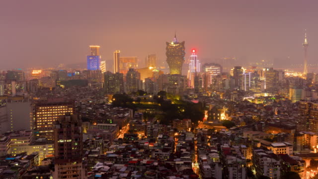 China-Sonnenuntergang-Macau-berühmten-Hotel-auf-dem-Dach-Stadtbild-Innenstadt-Panorama-4k-Zeitraffer
