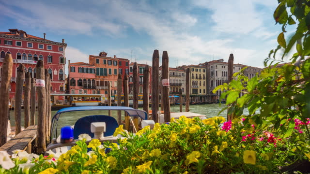 Italien-Sommer-Tag-Venedig-Restaurant-Bucht-Blumen-Canal-grande-Verkehr-Stadtpanorama-4k-Zeitraffer
