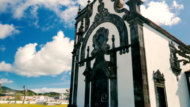 Ponta-Delgada,-las-Azores,-Portugal-contra-un-cielo-azul