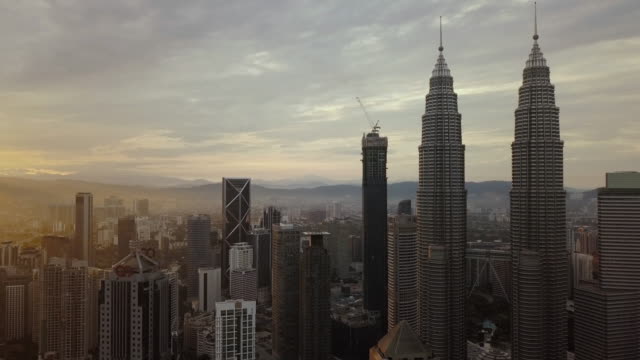 Luftaufnahmen---Petronas-Towers-bei-Sonnenaufgang.-Flache-Farbprofil.